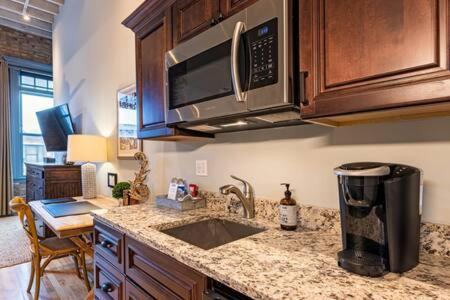 Hip Urban Loft - Small Town Charm - 124 Lofts #1 웨스트던디 외부 사진